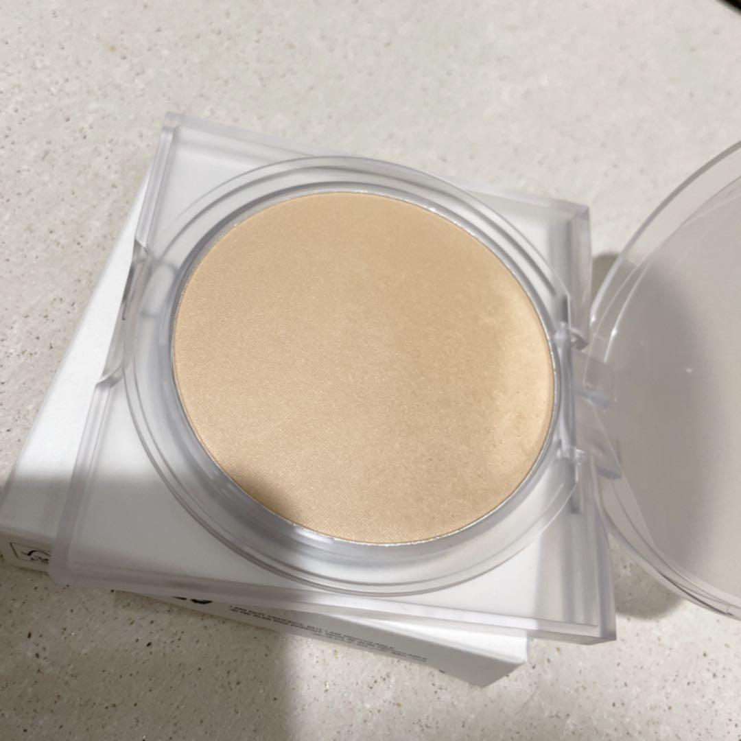 Huda Beauty Glowish プレストパウダー ファンデーション 02 メルカリ