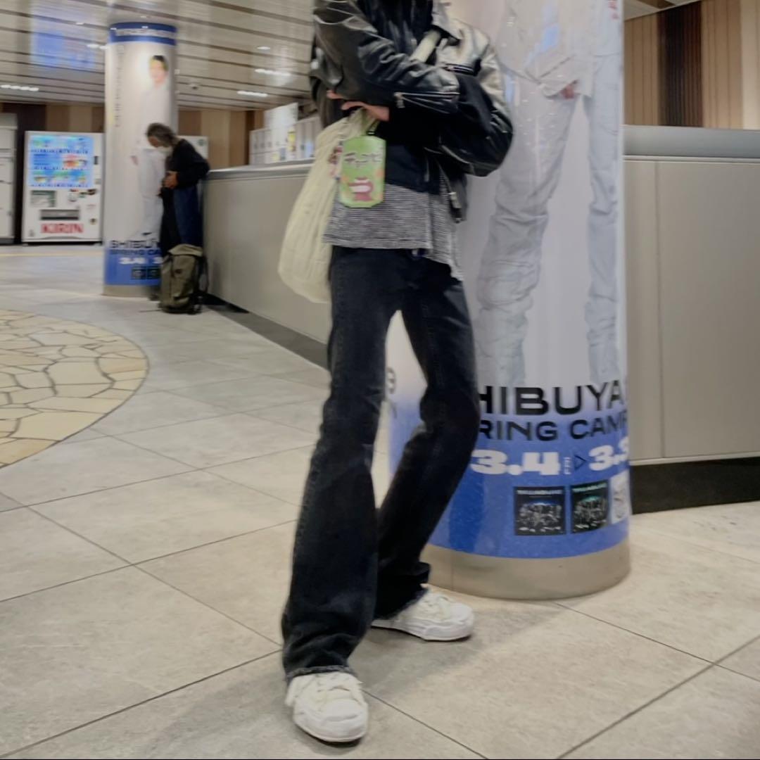 細身のフレアデニムパンツ