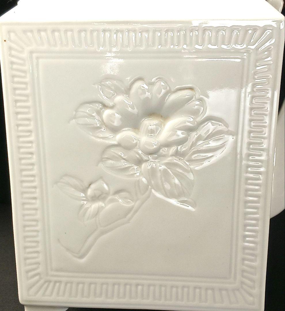 Y2527 時代古作品 白磁 共箱在銘 白磁彫模様水注 持手竹編　ma
