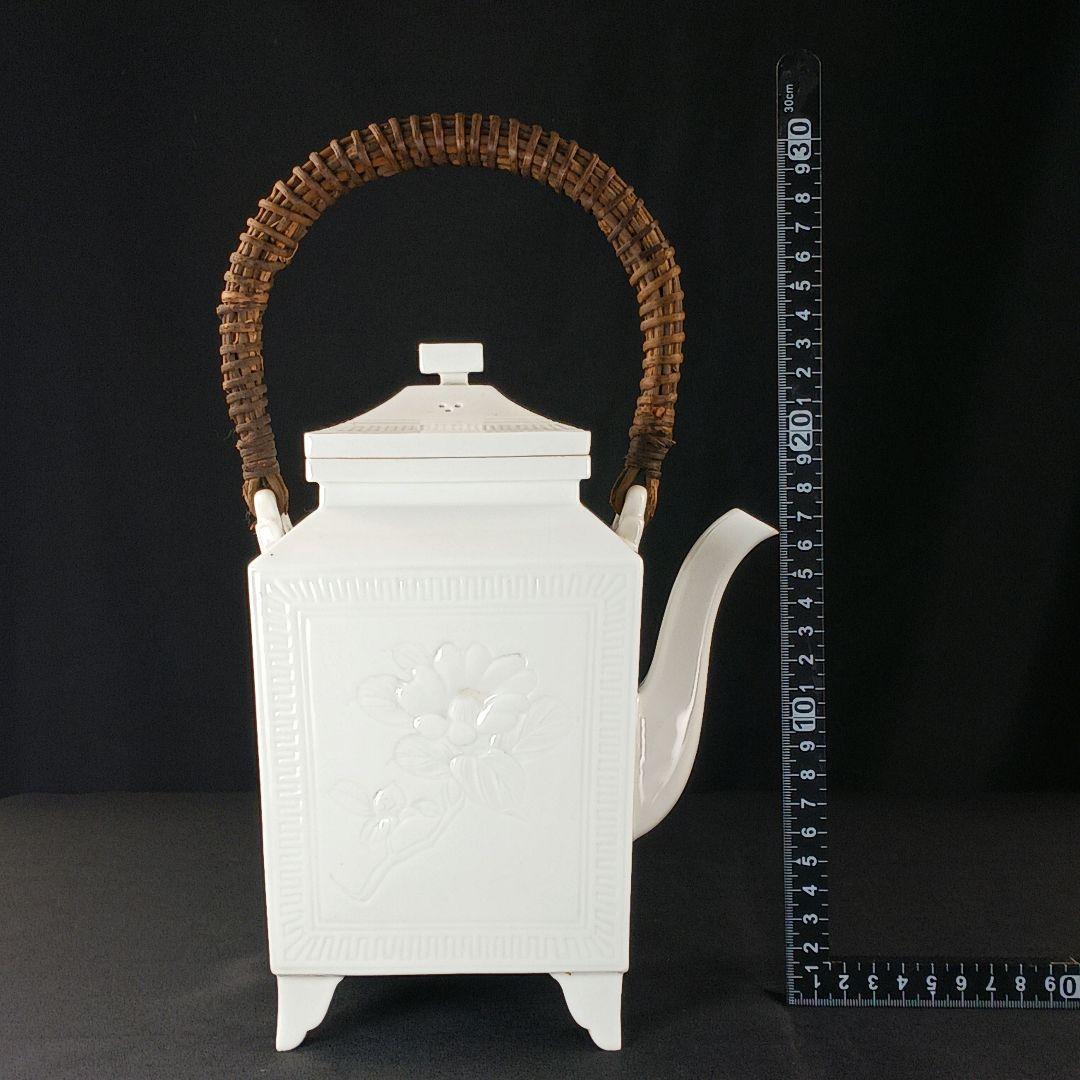 Y2527 時代古作品 白磁 共箱在銘 白磁彫模様水注 持手竹編　ma