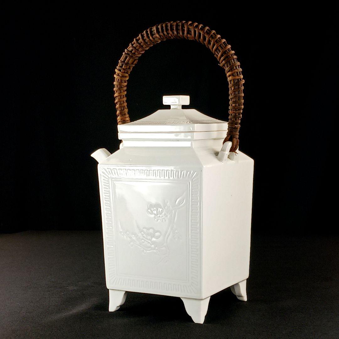 Y2527 時代古作品 白磁 共箱在銘 白磁彫模様水注 持手竹編　ma