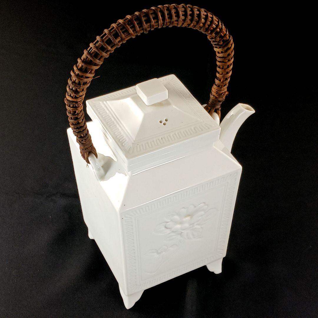 Y2527 時代古作品 白磁 共箱在銘 白磁彫模様水注 持手竹編　ma