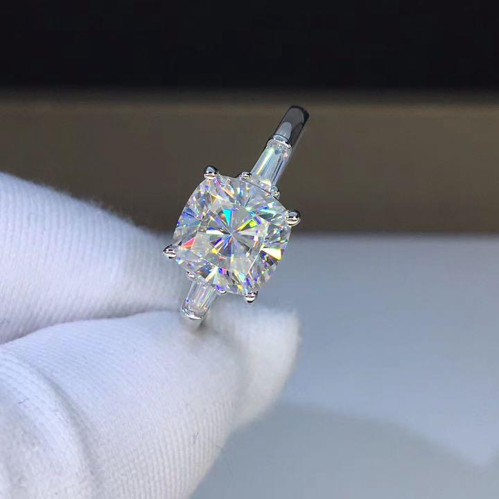 【newデザイン】輝くモアサナイト クッションカット K18WG リング