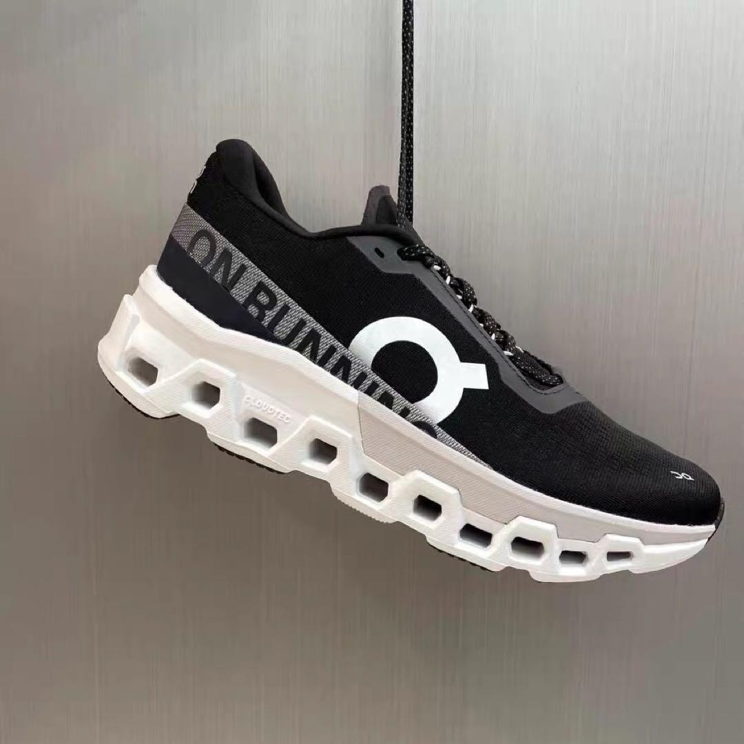 ON ブラックスニーカー 23.5cm
