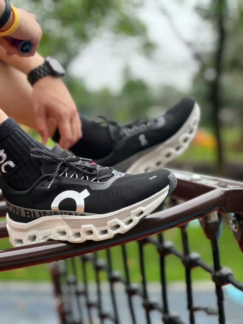 ON ブラックスニーカー 23.5cm