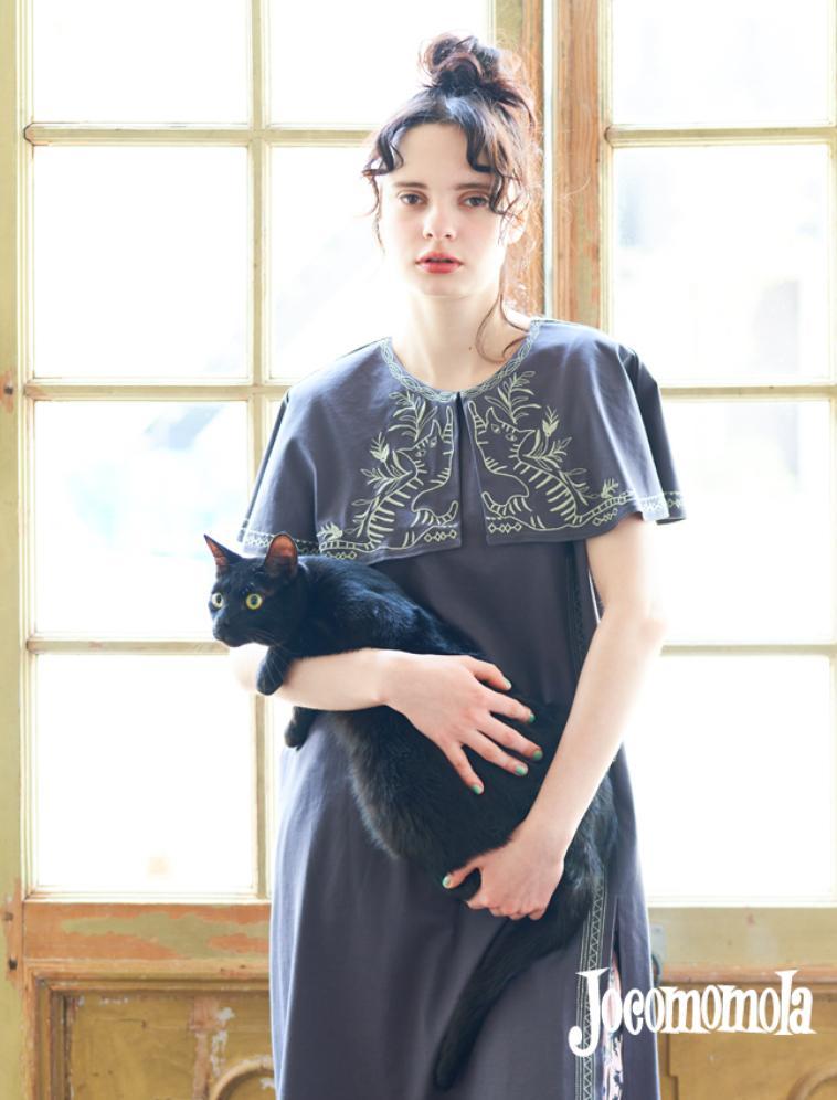 夜の猫に誘われて、秘密の物語へ。シビラホコモモラ 刺繍ワンピース