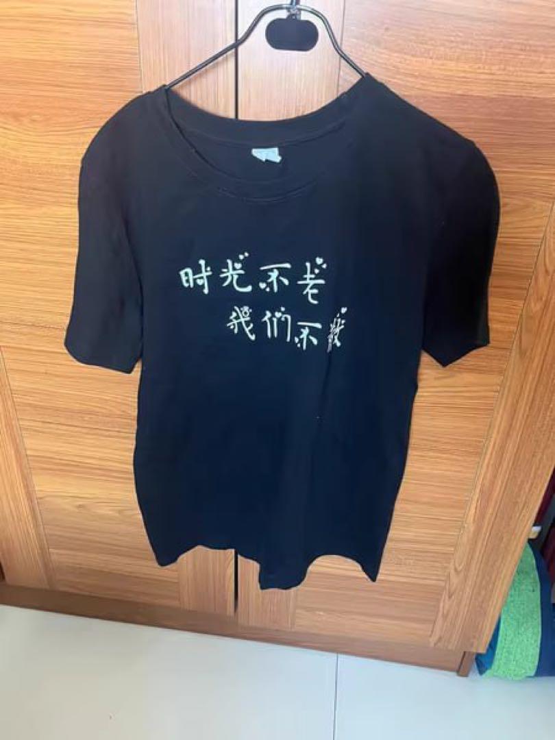 黒のプリント半袖Tシャツ