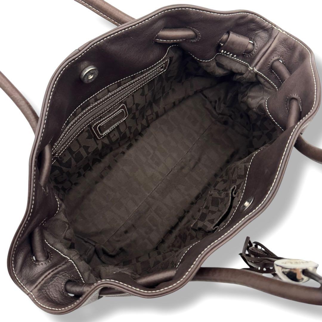 美品 FURLA トートバッグ レザーシボ革 タッセルチャーム A4