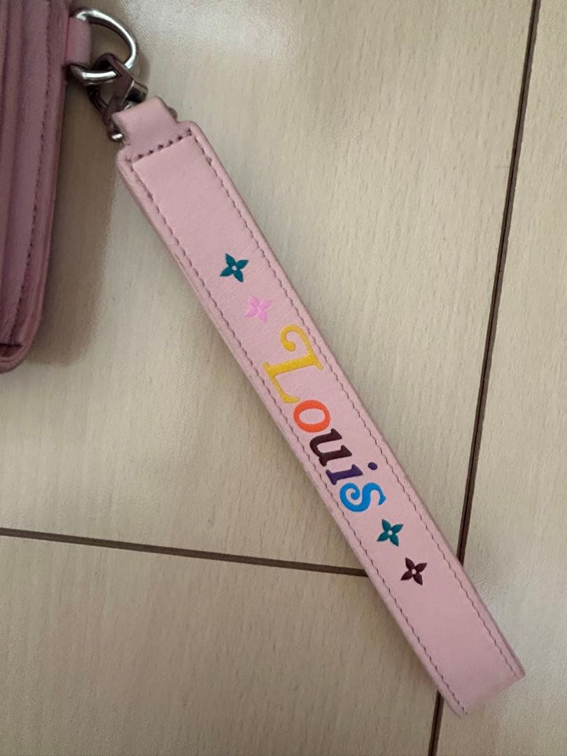 LOUIS VUITTON 二つ折り財布 ピンク ストラップ付き LOUIS VUITTON 二つ折り財布 ピンク ストラップ付き