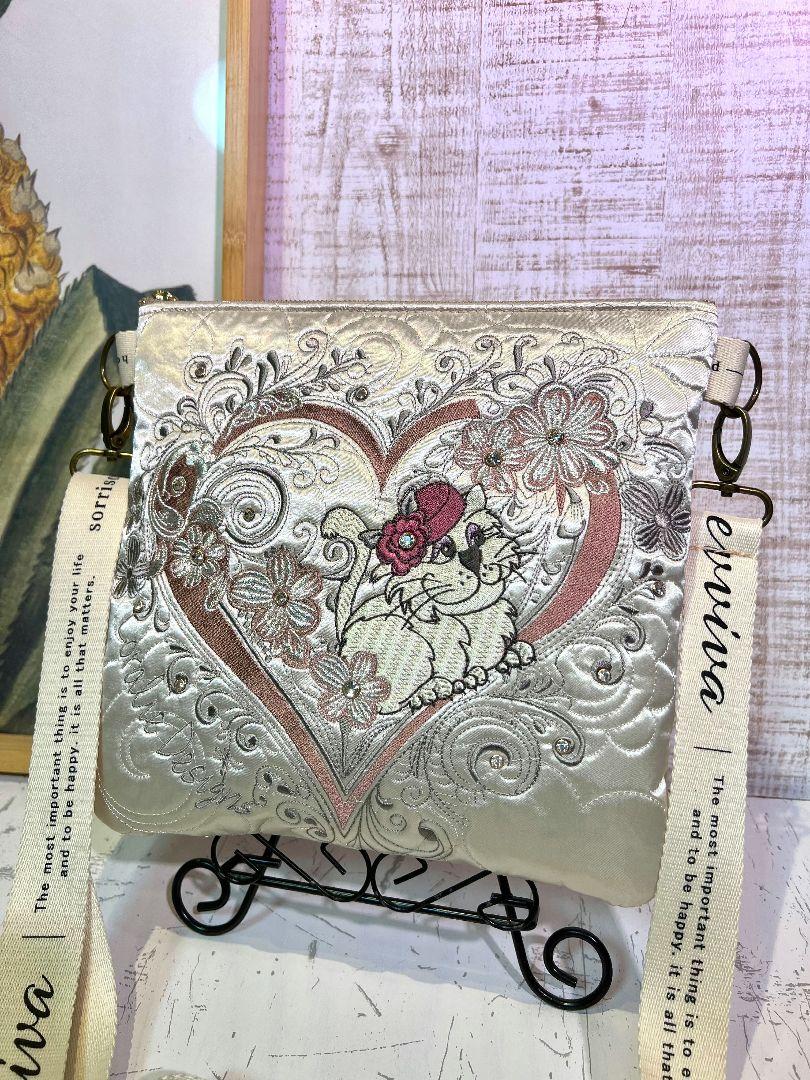 ロラライハリス♡ベージュサテン♡一面シルバーライン刺繍のサコッシュ♡ストーン付き