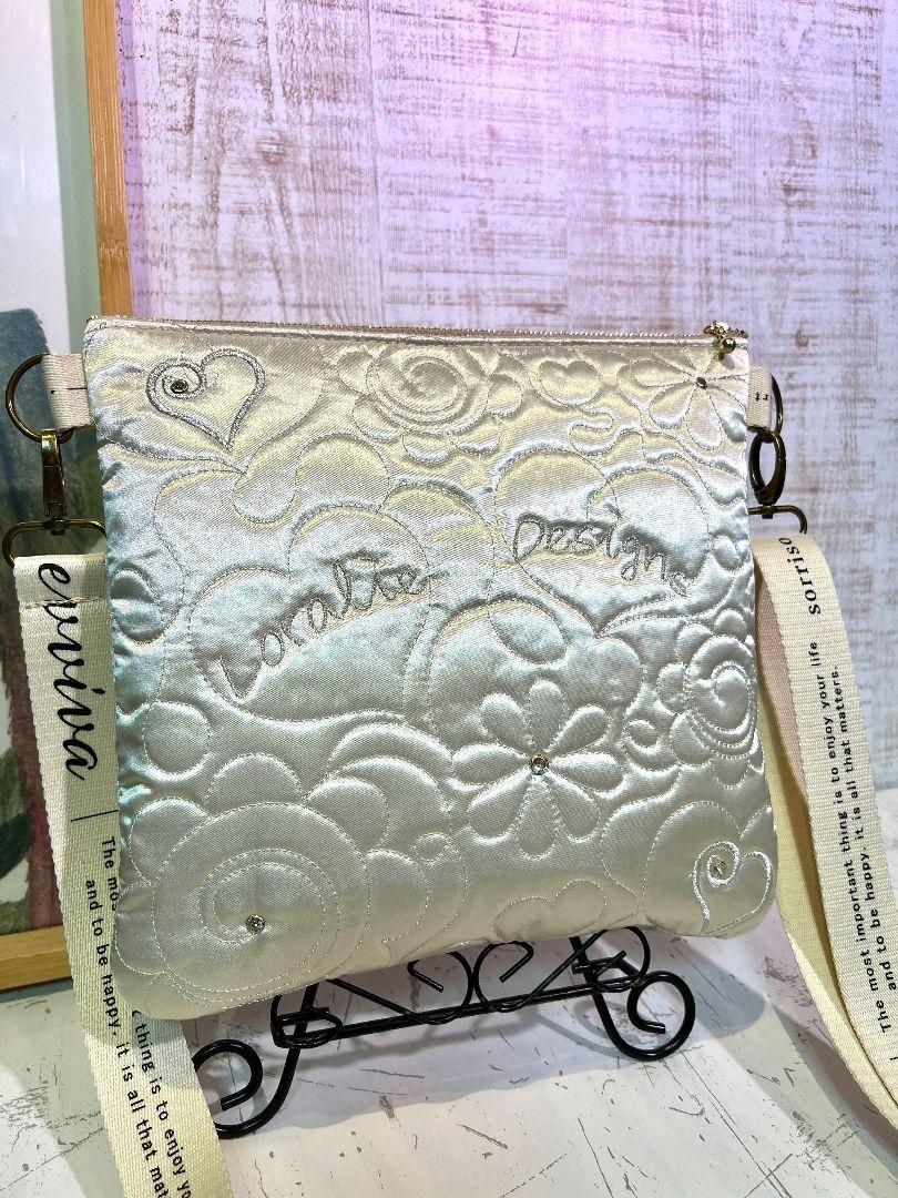 ロラライハリス♡ベージュサテン♡一面シルバーライン刺繍のサコッシュ♡ストーン付き