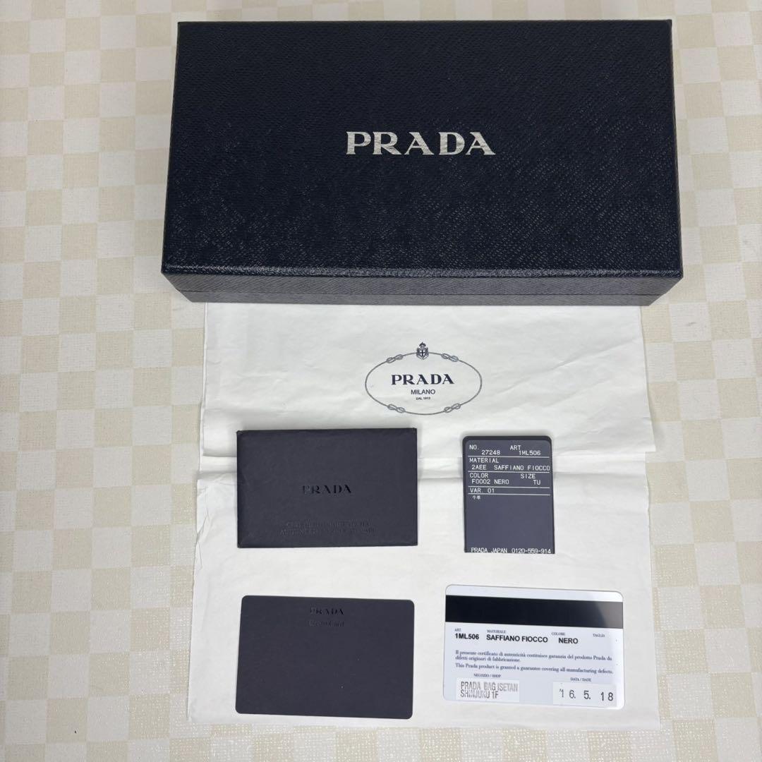 極美品　PRADA プラダ　財布　ラウンドファスナー　M01