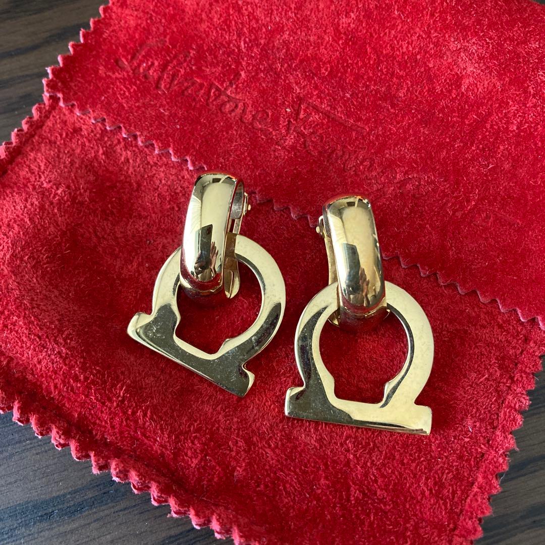 フェラガモ　ゴールドイヤリング