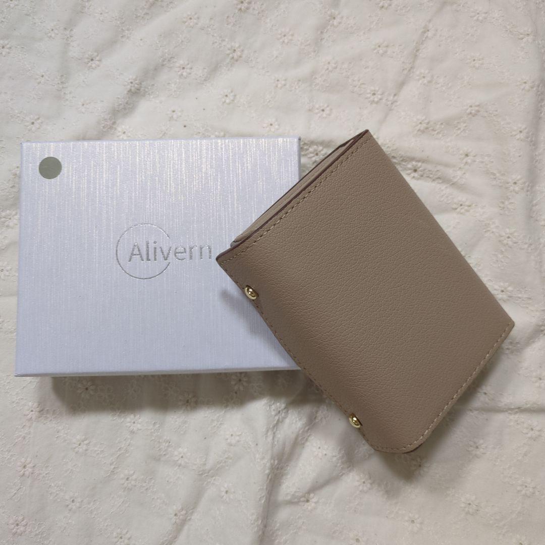 Alivern ベージュ 二つ折り本革財布 箱付き