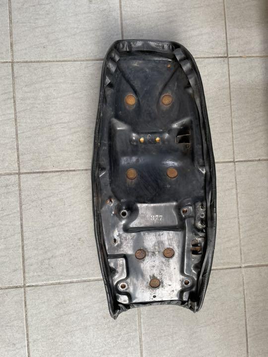 よろしくお 値下げ フラットシート 汎用 mLs9W-m69499863225 メーカー不明 CB400F用 エッジ
