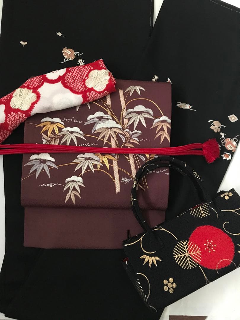 お正月に！こぶりな和装バッグ　正絹　うずらちりめん　黒地に赤と金