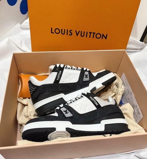 Louis Vuitton ルイヴィトン スニーカー 黒と白の