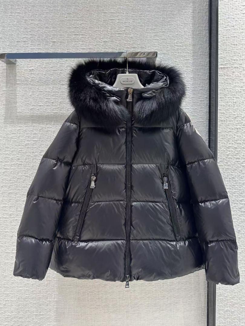 MONCLER人気です モンクレールの冬用ダウンジャケットです