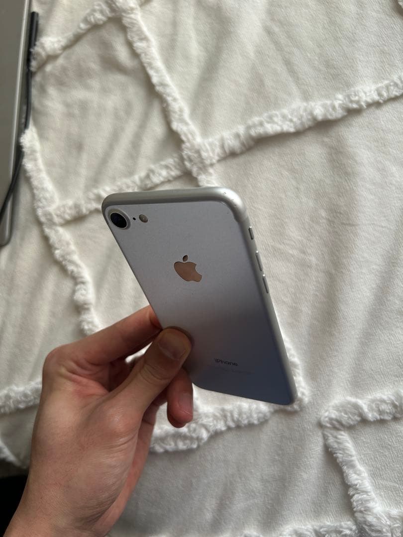 Apple iPhone 7 シルバー 本体と箱　動作確認済み