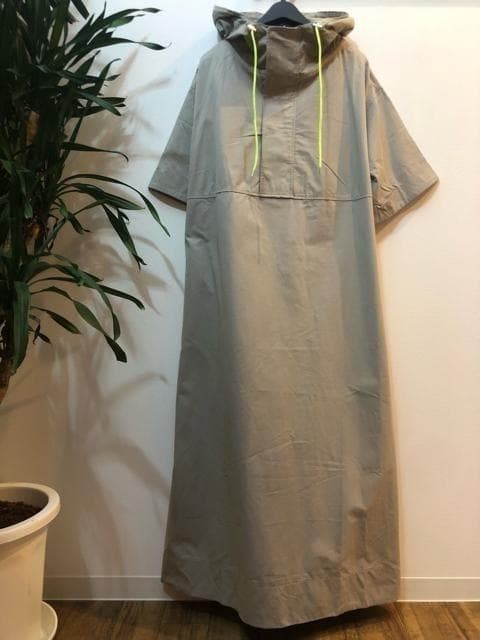 新品☆4L♪グレー系♪フード付きマキシ丈ワンピ♪スポーティ☆f994