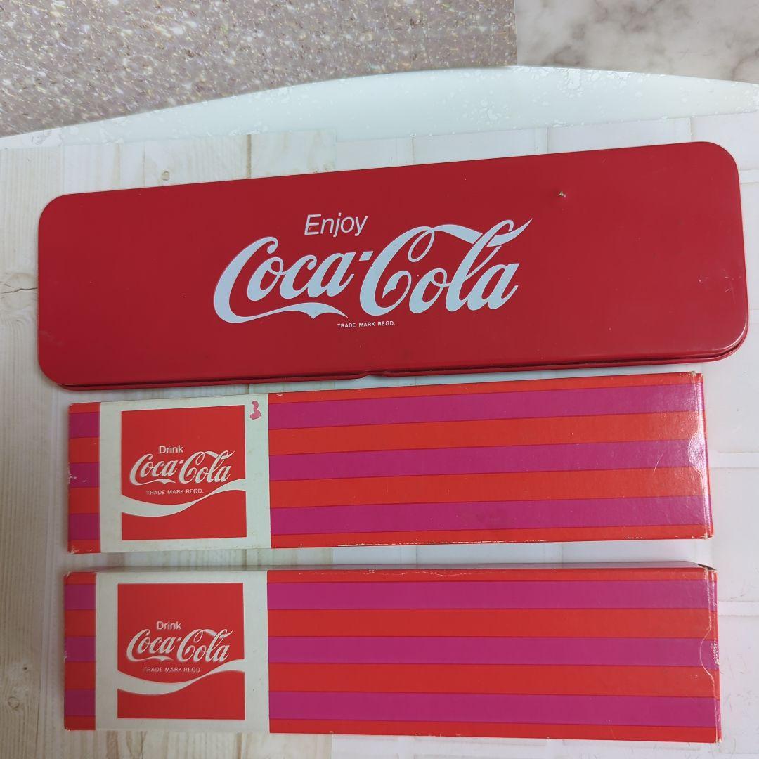 コカコーラロゴ入り鉛筆、缶ペンケースセット