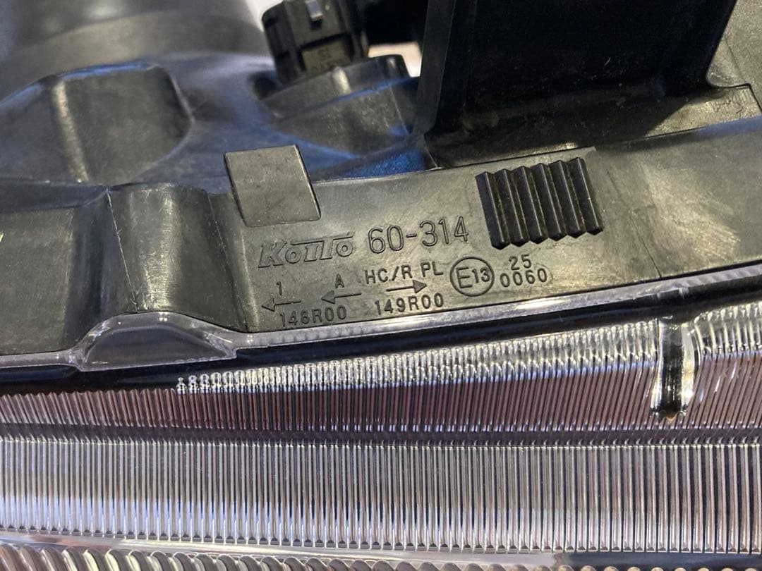 TOYOTA ランドクルーザー70 再販 70周年記念丸目ヘッドライト【純正品】