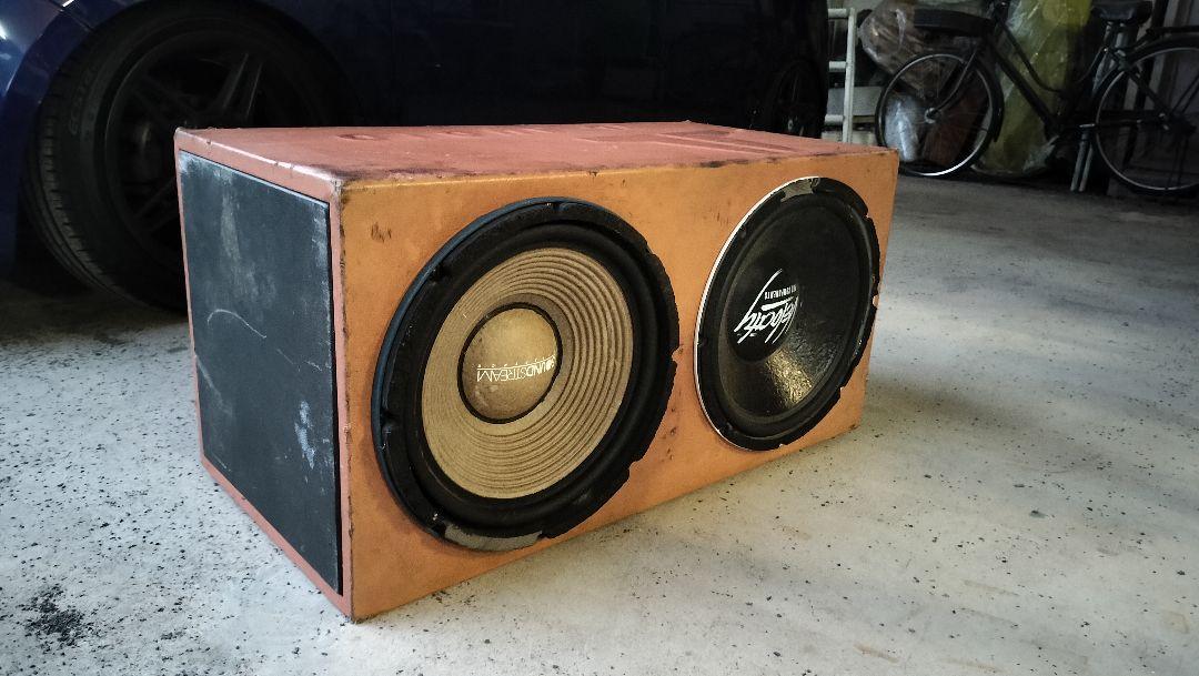 JL AUDIO ボックス型ウーファー 2基搭載
