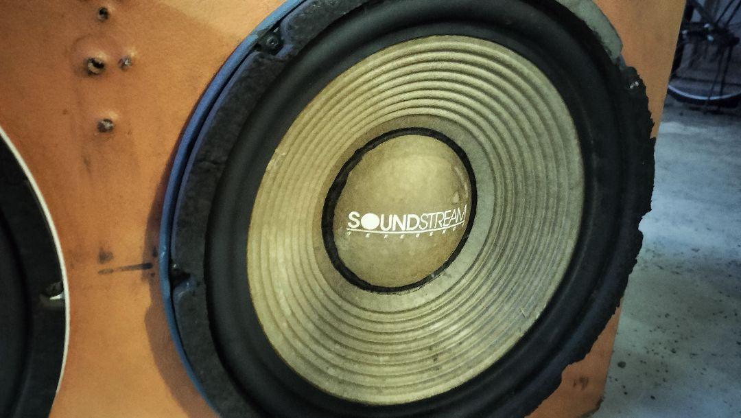 JL AUDIO ボックス型ウーファー 2基搭載