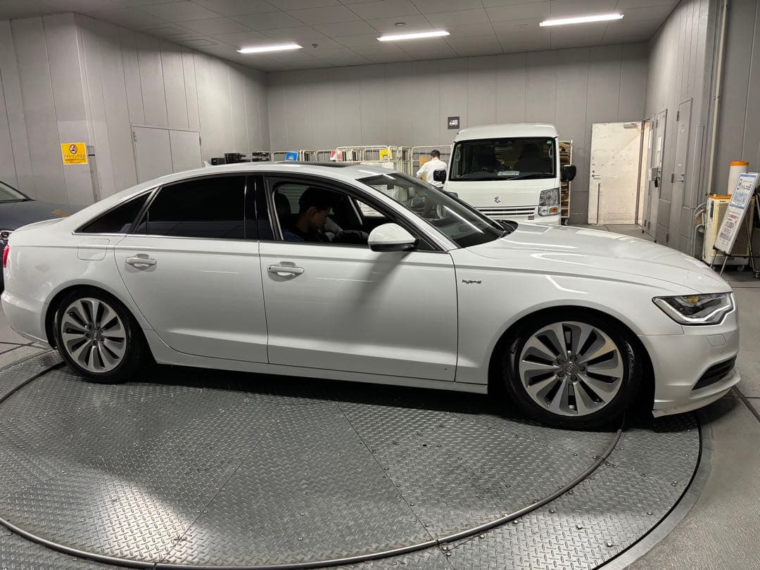 Audi A6 ハイブリッドホワイト 4ドア セダン