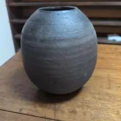 黒色陶器球形花瓶