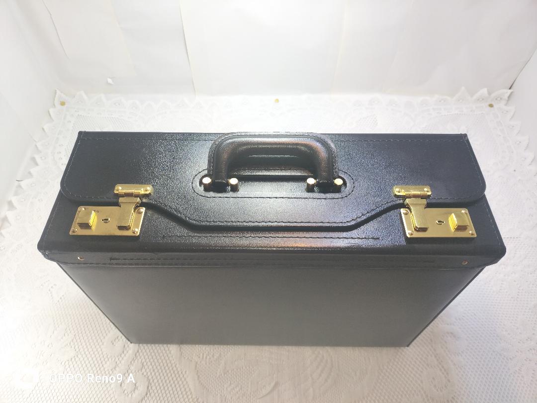 【パイロットトランク　新品】パイロット向けの鞄です。B4・A3の書類が入ります。