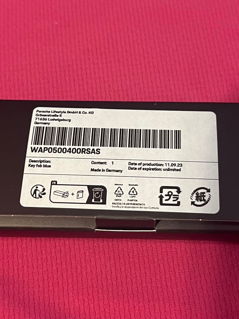 新品未使用 ポルシェ クレスト キーホルダー 限定カラー