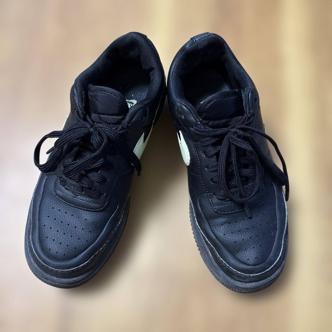 Nike Air Force 1 ブラックスニーカー - メルカリ