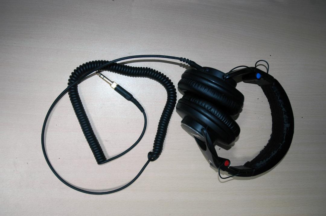SHURE SRH840 モニターヘッドフォン　リケーブル可能ヘッドホン