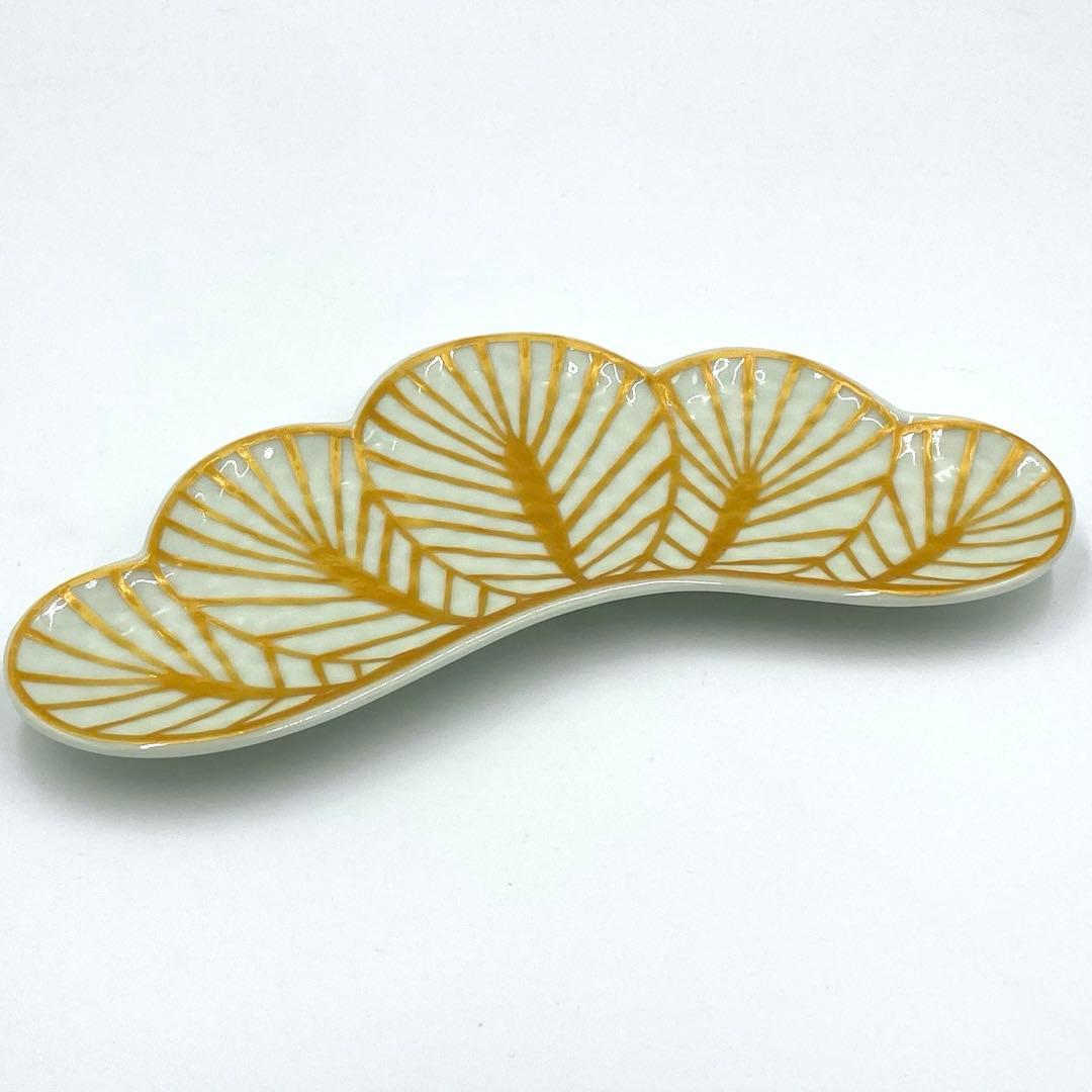 新品】【大人気】有田焼幸楽窯 錦白金松葉形前菜皿3枚セット 縁起物