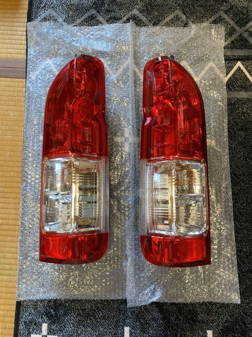 ハイエース7型の純正テールランプです。