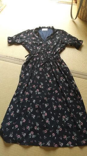 ネイビーの花柄ワンピース 7,225円