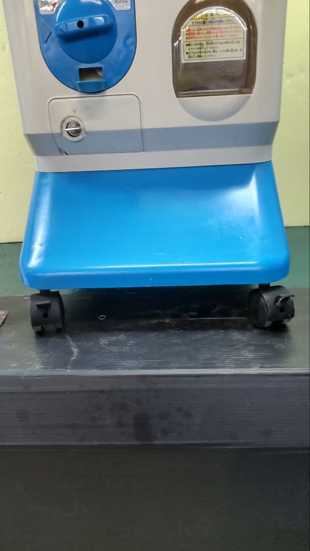 特価処分 ガチャガチャ本体No.C中古品 台座付き 全塗装リメイク キャスター付 特価処分 ガチャガチャ本体No.C中古品 台座付き 全塗装リメイク キャスター付