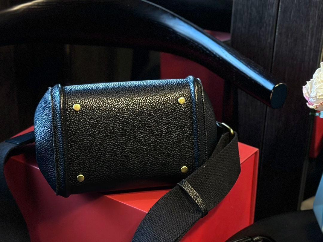 Valentino 黒 レザー ショルダーバッグ