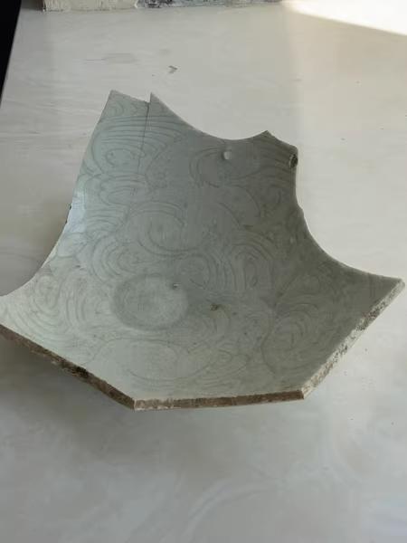 波状模様の陶器