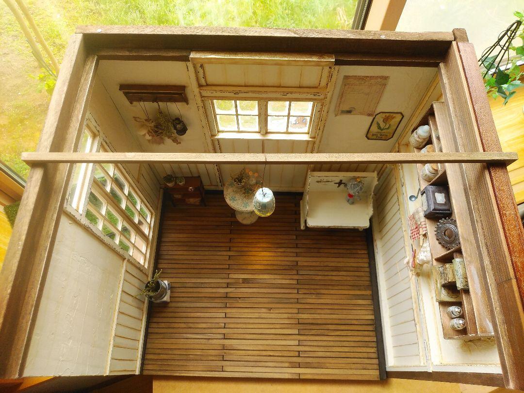 NO.91 木製ドールハウス 壁3面 : 大きめサイズ ベンチ付き 背景