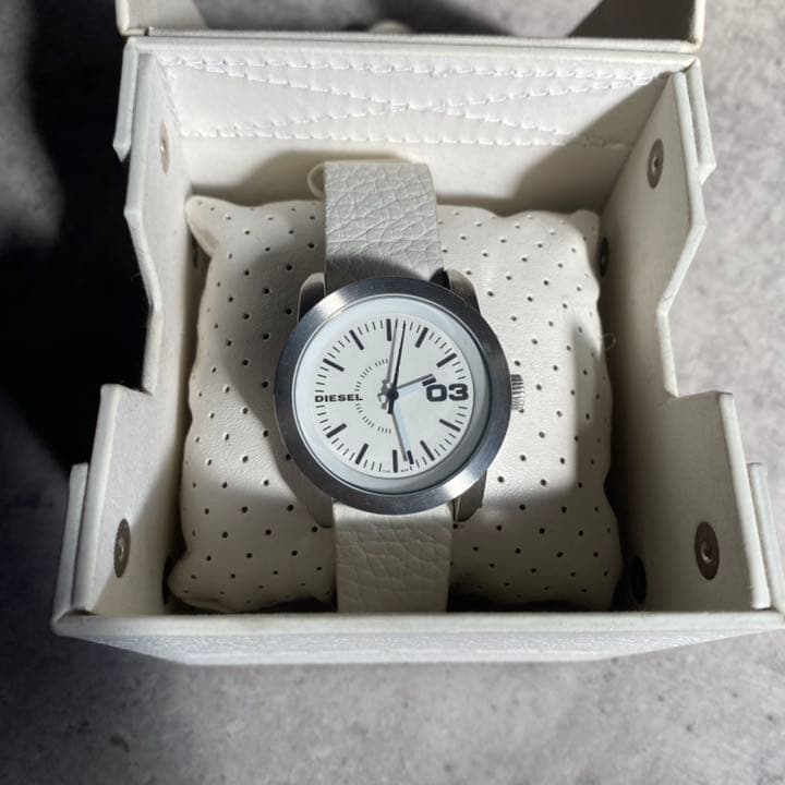 【DIESEL】白 レザーバンド 腕時計!!