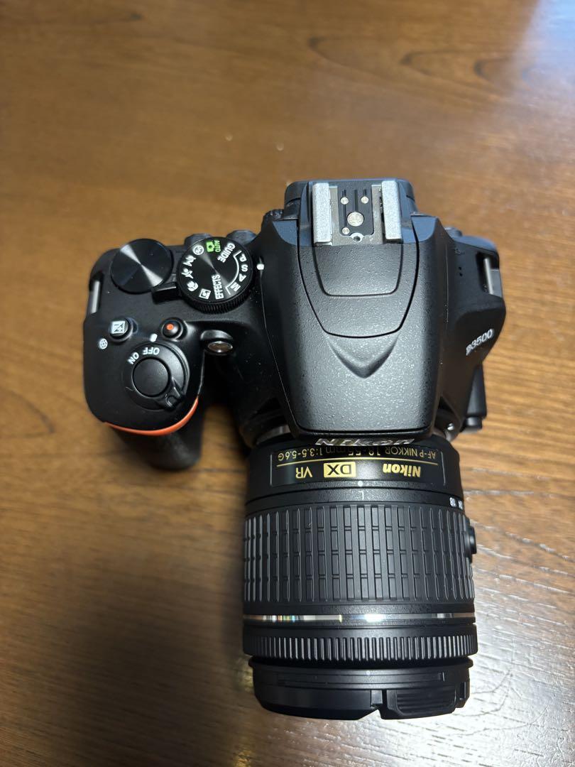 シャッター数700程度！NIKON D3500 VR ダブルズームキット