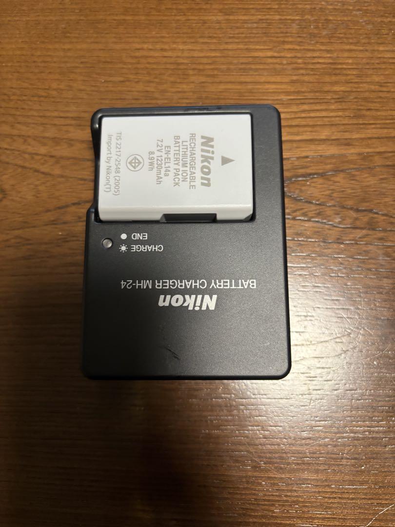 シャッター数700程度！NIKON D3500 VR ダブルズームキット