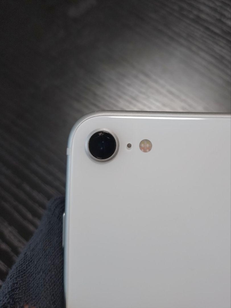 iPhone SE 第2世代（ホワイト／64GB／レンズ割れあり） iPhone SE 第2世代（ホワイト／64GB／レンズ割れあり） - メルカリ