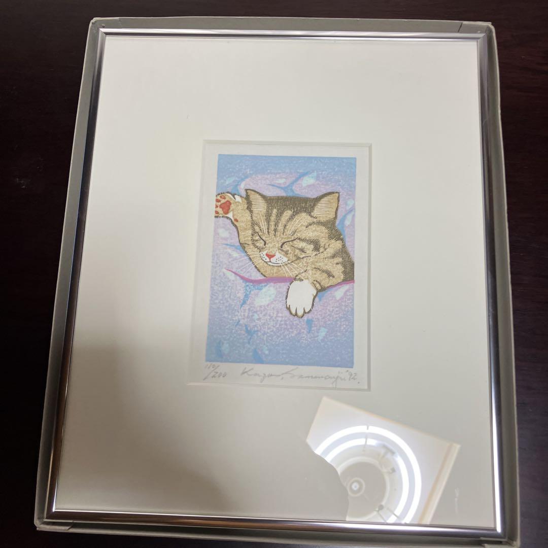 猫の版画 青とピンクの背景　三文字和彦