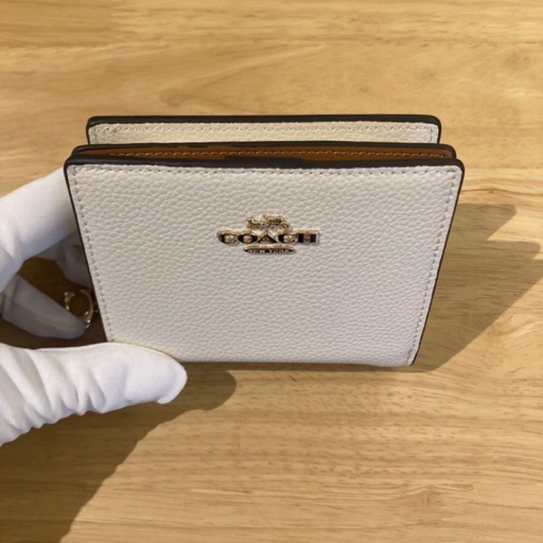 新品未使用　COACH　ホワイト エンボス加工 がま口付き二つ折り財布 COACH 二つ折り財布 エンボス加工 スモールウォレット ブラック
