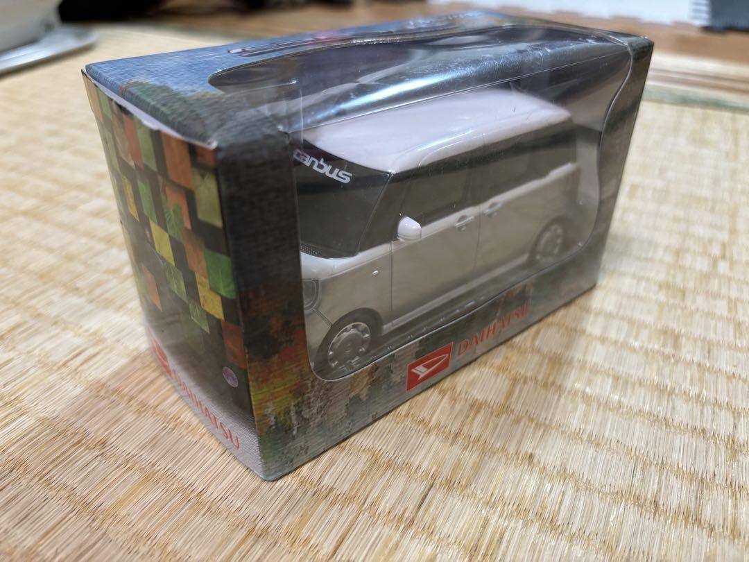 ダイハツ　ムーヴキャンバス プルバックカー　カラーサンプル シルバー系✖️白