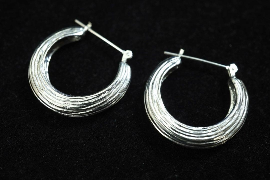 K18ホワイトゴールドデザイナーズフープピアス