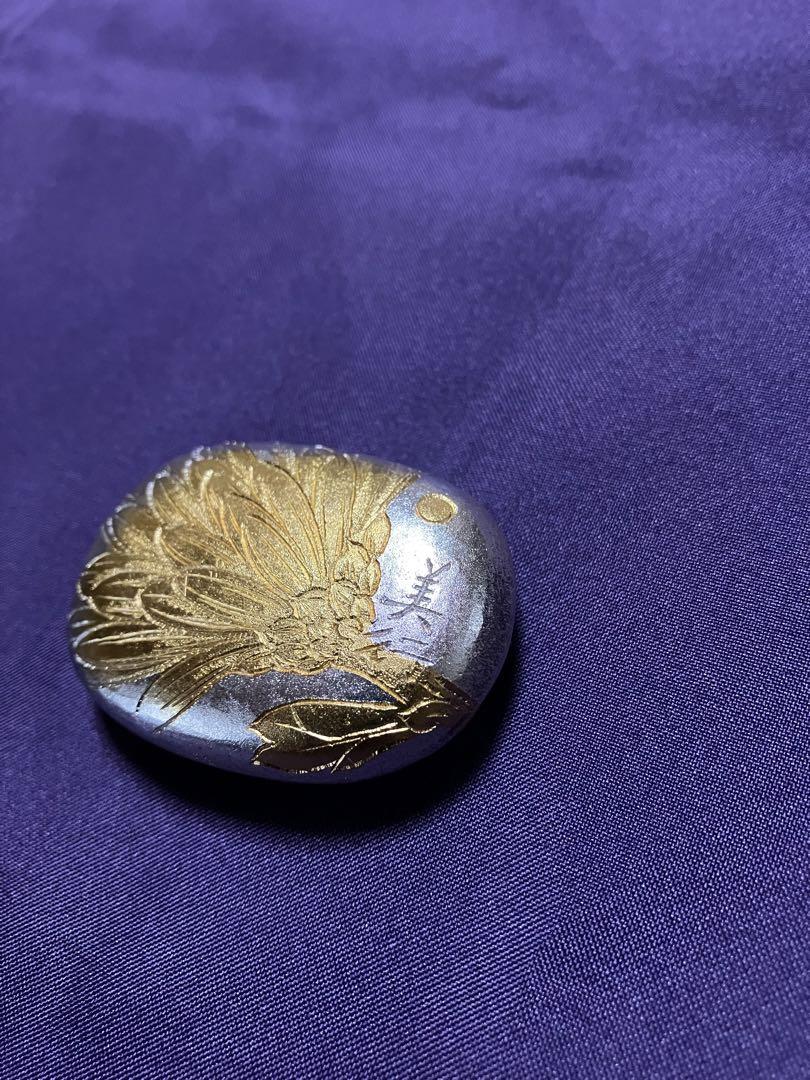 銀製帯留　帖佐美行　若菊